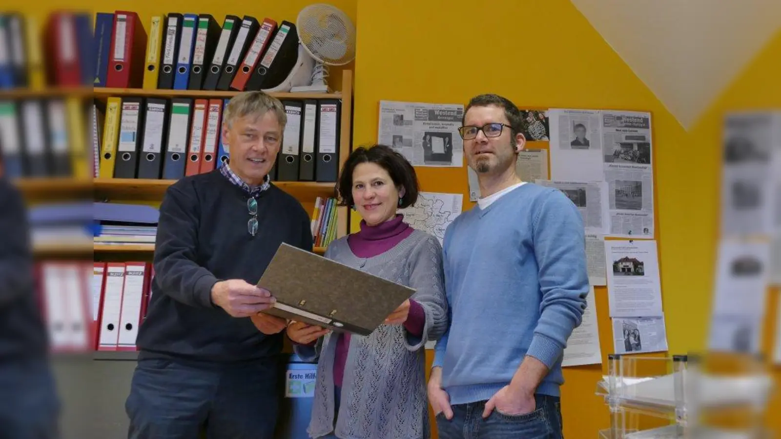 Gerhard Ameres (l.) übergibt die Leitung der IG-Feuerwache an Markus Hönig und Projektleiterin Semire Gülüm-Sahin. (Foto: ds)