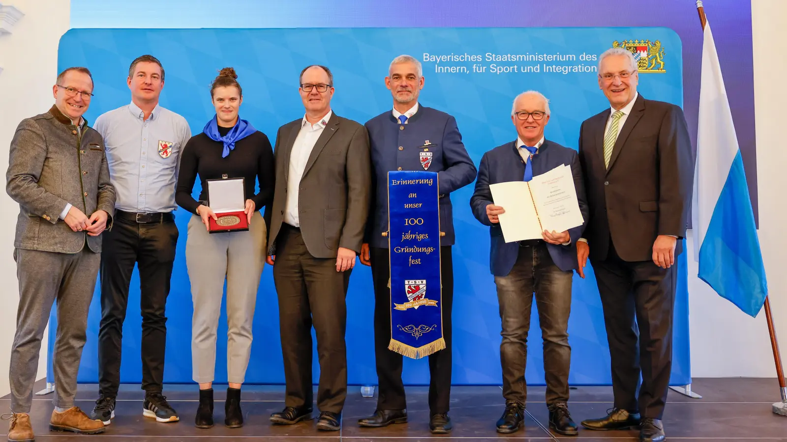 Staatsminister Joachim Herrmann (ganz rechts) und Jörg Ammon, Präsident des Bayerischen Landessportverbandes (ganz links), überreichten Vertretern des TSV Trudering die Sportplakette des Bundespräsidenten. (Foto: Alexandra Beier)