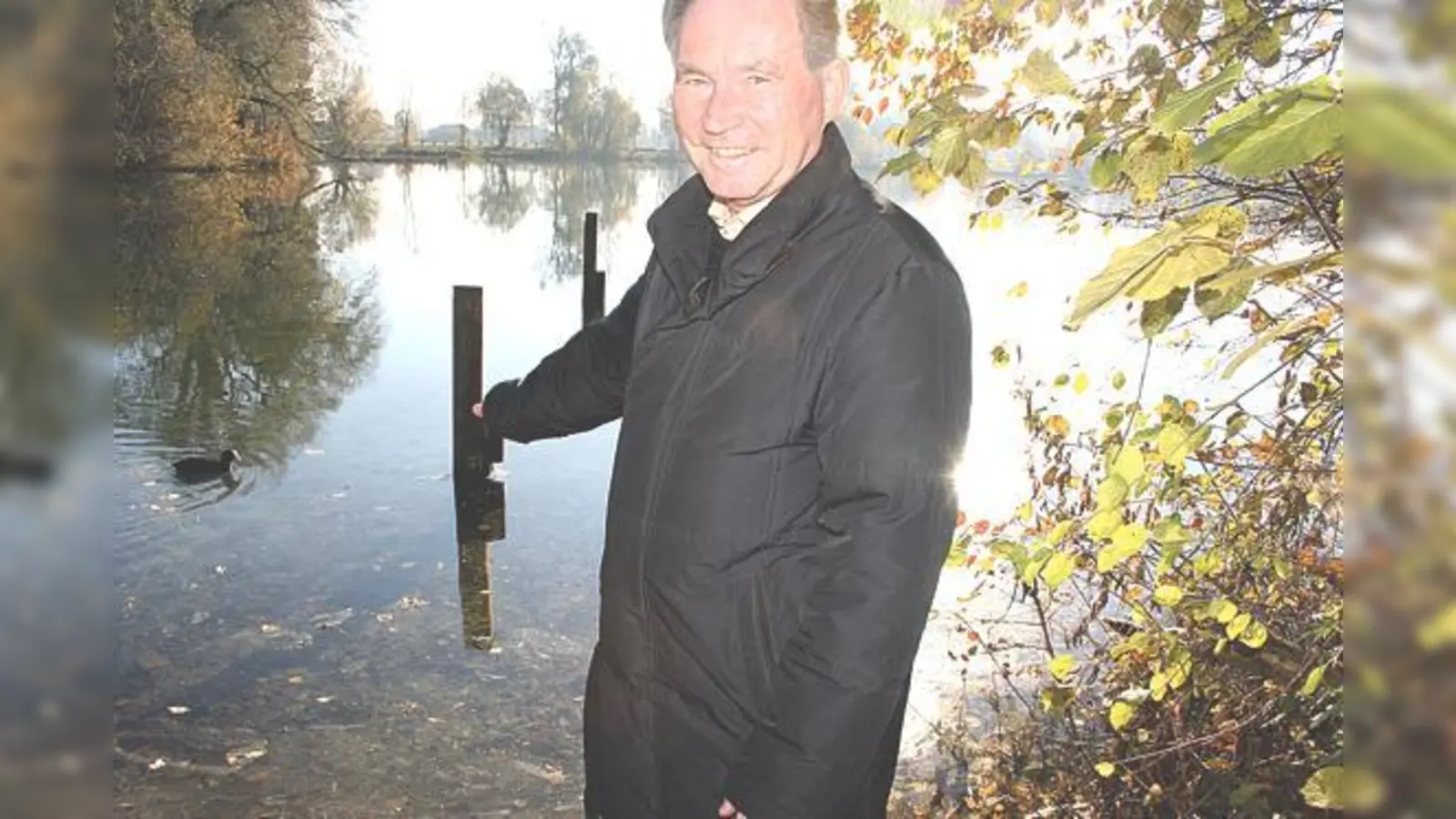 Bezirksrat Dr. Rainer Großmann unterstützt das Anliegen der Bürger, die Behindertenrampe am Feldmochinger See zu verlegen. 	 (Foto: ws)