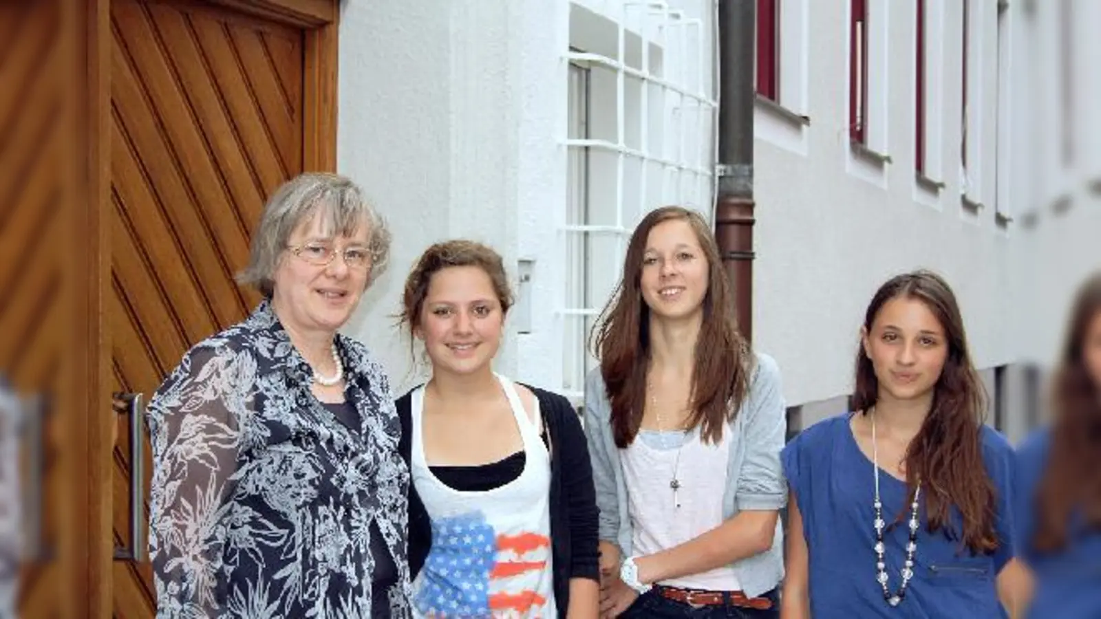 Die 14 Jahre alten Schülerinnen Verena Groiß, Eleonore Stahl, beide aus Thalkirchen und Lara Hartenstein aus Ottobrunn (von links) lassen ihre Schulleiterin Maria Menth nur ungern gehen.  (Foto: js)