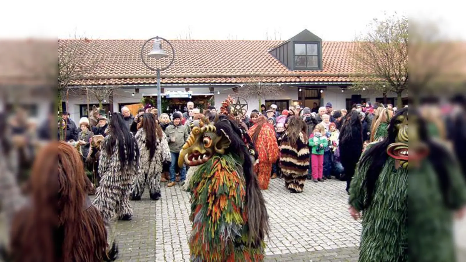Die Perschten von Soj führten den begeisterten  Besuchern ihre Tänze vor. 	 (Foto: privat)