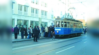 Großer Andrang in Pasing: Zahlreiche beuscher ließen sich die Gelegnheit nicht entgehen, mit einem der historischen Fahrzeuge zum Willibaldplatz zu fahren. (Foto: bb)