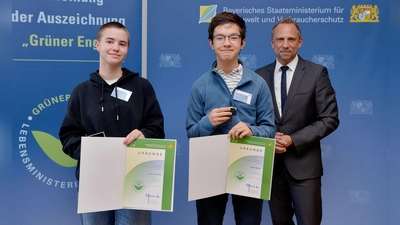 Lara Volland (li.) und Linus Gebert nehmen den Preis von Umweltminister Thorsten Glauber entgegen.  (Foto: Max-Born-Gymnasium)