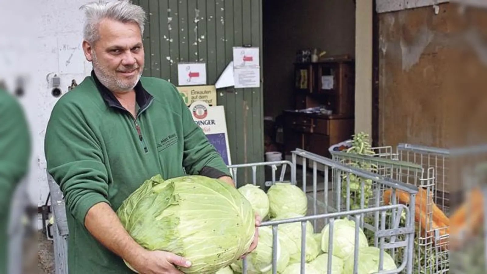 Krautbauer Max Kraus präsentiert den klassischen Ismaninger Krautkopf.	 (Foto: ©Rudolf Böhler/texpics)