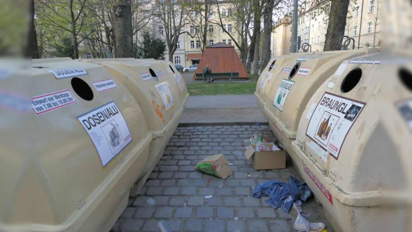Anfang April: Die Container sind weg. Die Bürger warten auf einen offiziellen Container des Abfallwirtschaftsbetriebs. (Foto: ds)