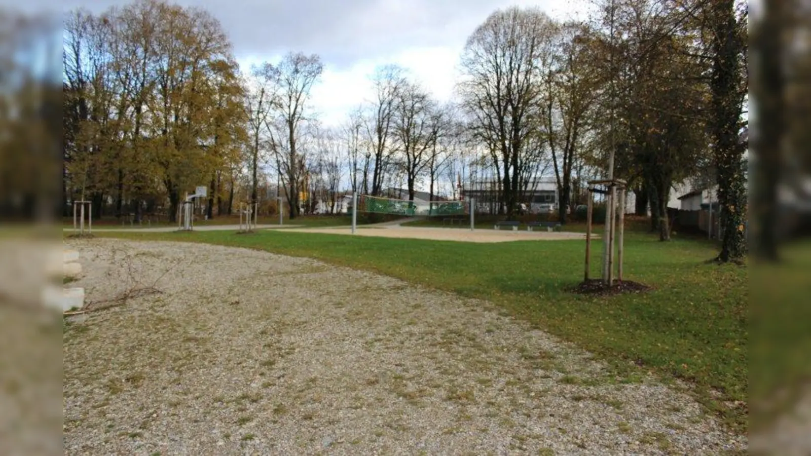 Freizeitmöglichkeit: Das Gelände des ehemaligen Allacher Sommerbades verfügt unter anderem über einen Beach-Volleyballplatz. (Foto: sb)