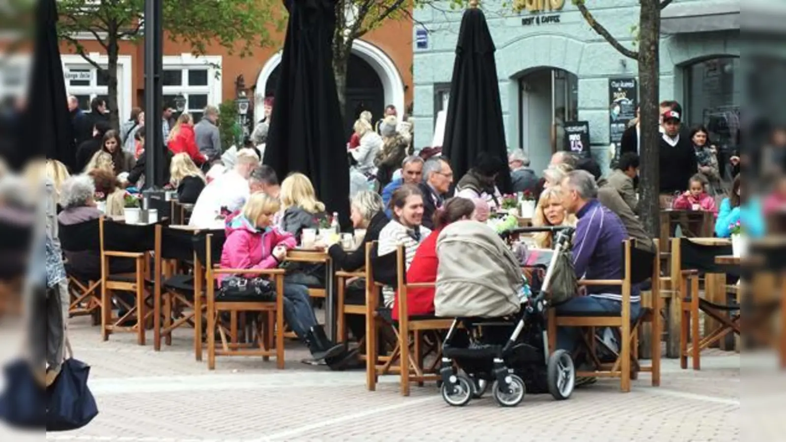 In der Erdinger Innenstadt halten sich Bewohner und Besucher gerne auf. Am 15. April gibt es dafür einen besonderen Anlass.	 (Foto: kw)