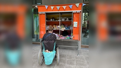 Der Kreislaufschrank „RIO Grande“ in Riem ist rollstuhlgerecht unterfahrbar – und lädt mit bunten Fundstücken zum nachhaltigen Tauschen ein. (Foto: Verein Kreislaufschränke München e.V.)