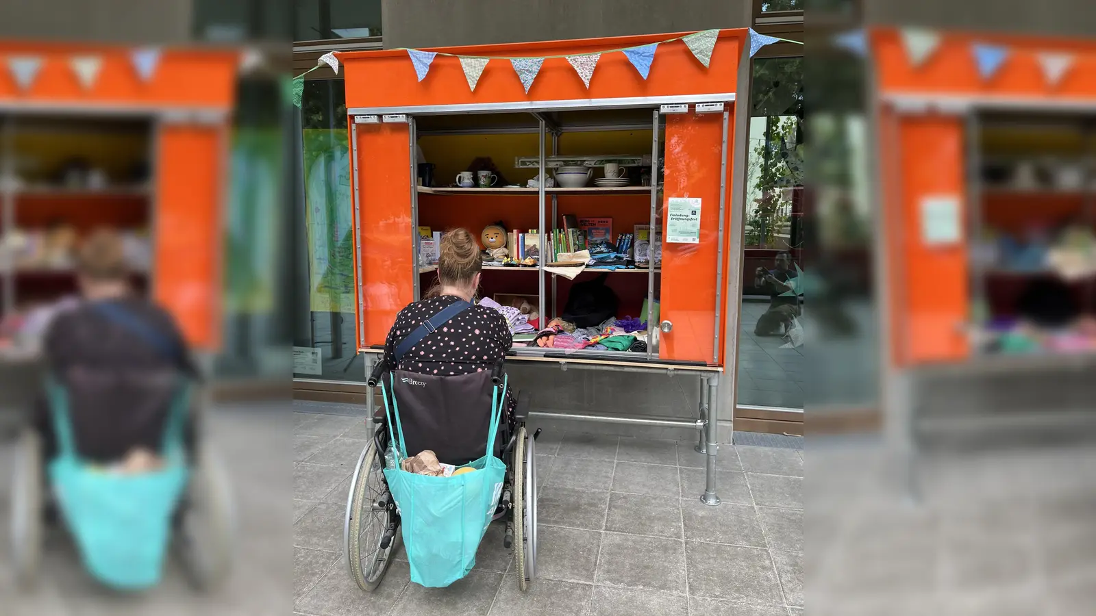 Der Kreislaufschrank „RIO Grande“ in Riem ist rollstuhlgerecht unterfahrbar – und lädt mit bunten Fundstücken zum nachhaltigen Tauschen ein. (Foto: Verein Kreislaufschränke München e.V.)