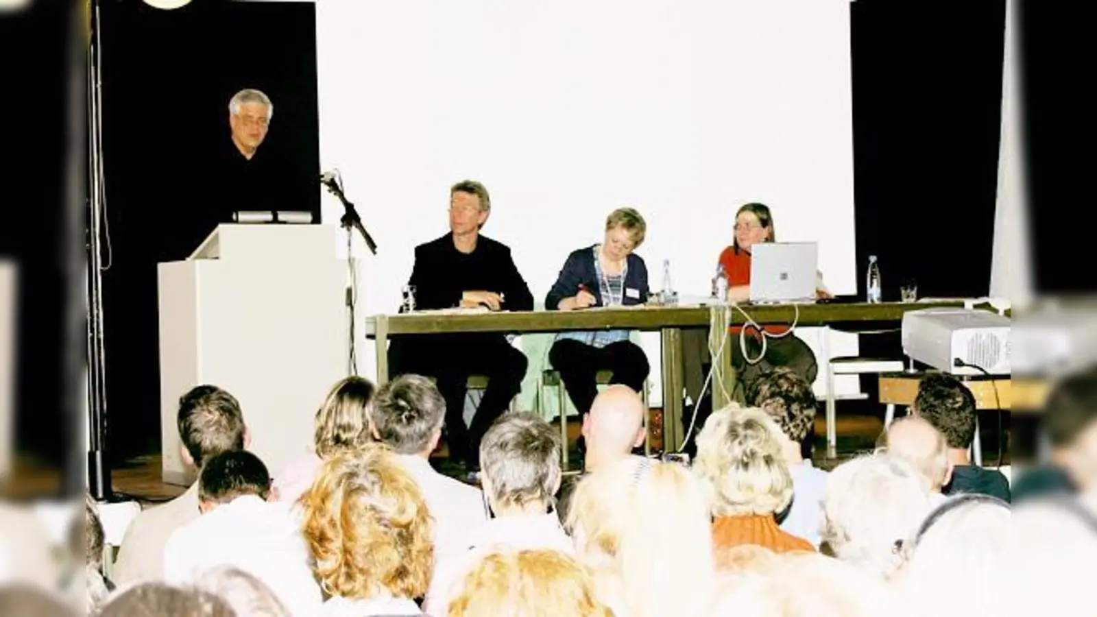 Siegfried Benker (2.v. l.), Vorsitzender der Grünen-Stadtratsfraktion, und BA-Vorsitzender Walter Klein (l.) informierten während der Bürgerversammlung über Schwabinger Belange. 	 (Foto: ko)