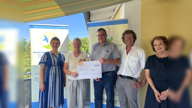 Bei der Scheckübergabe für den Hospizkreis: (v.l.): Magdalena Eham, Ursula Mayer, Dr. Markus Hardi, Gerhard Juse und Martina Neldel.<br> (Foto: Monica Bauer)