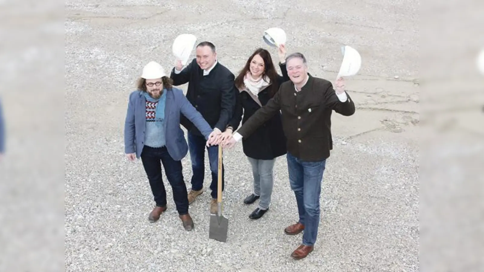Jörg Moser (Schindhelm Moser Architekten), Martin Foschum (Ecoplan Ingenieure GmbH), Jennifer Löwen (Diakonie Jugendhilfe Oberbayern), und Dietmar Gruchmann (Erster Bürgermeister, v. li.) freuen sich auf das neue Kinderhaus.	 (Foto: VA)