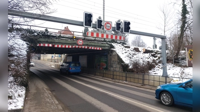 3,40 Meter Durchfahrtshöhe waren für manche zu niedrig: Immer wieder blieben an der Bahnbrücke in der Dachauer Straße Fahrzeuge hängen, teilweise wurden Personen verletzt. Künftig wird die Brücke 4,50 Meter hoch sein. (Foto: bas)
