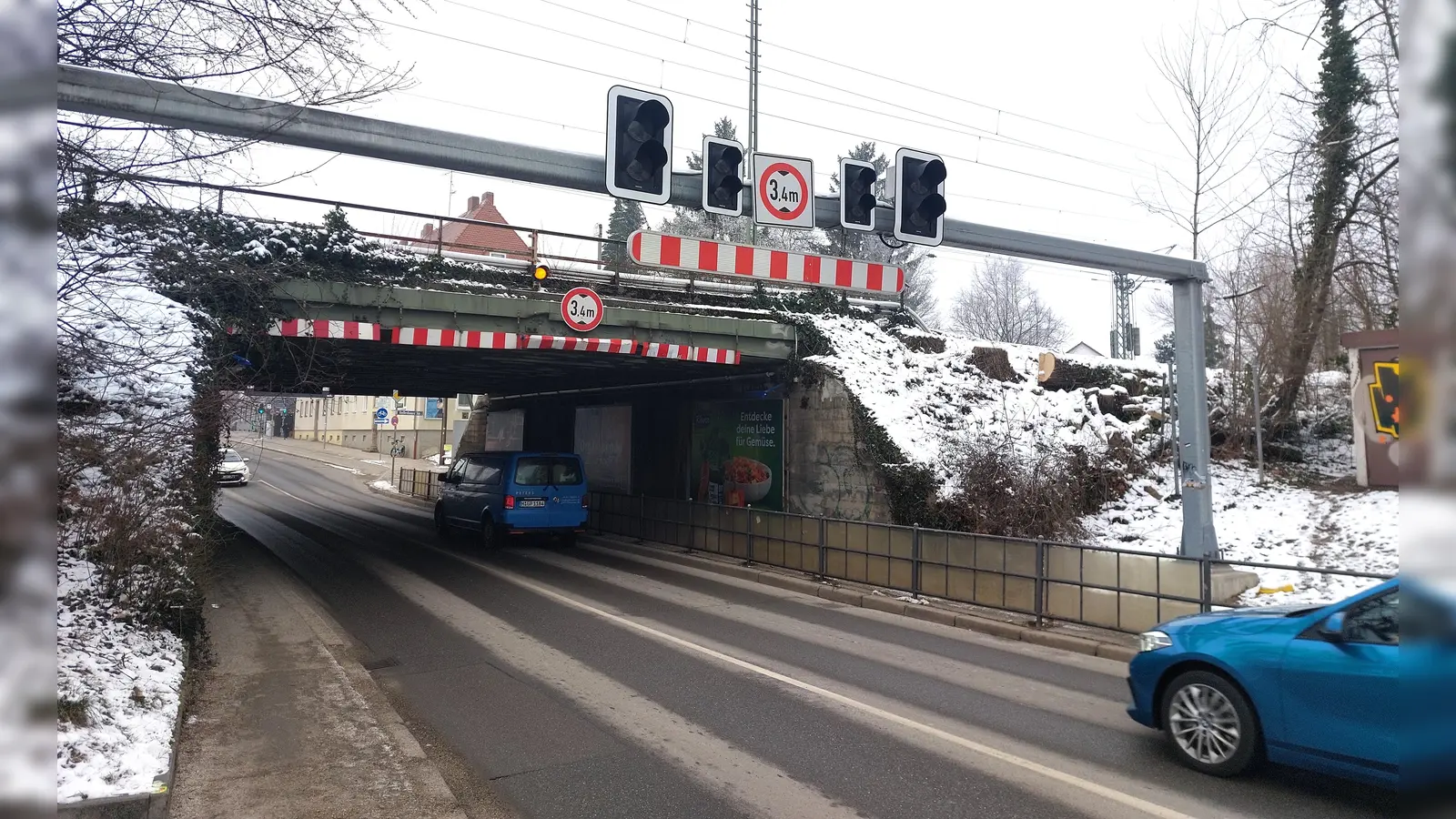 3,40 Meter Durchfahrtshöhe waren für manche zu niedrig: Immer wieder blieben an der Bahnbrücke in der Dachauer Straße Fahrzeuge hängen, teilweise wurden Personen verletzt. Künftig wird die Brücke 4,50 Meter hoch sein. (Foto: bas)