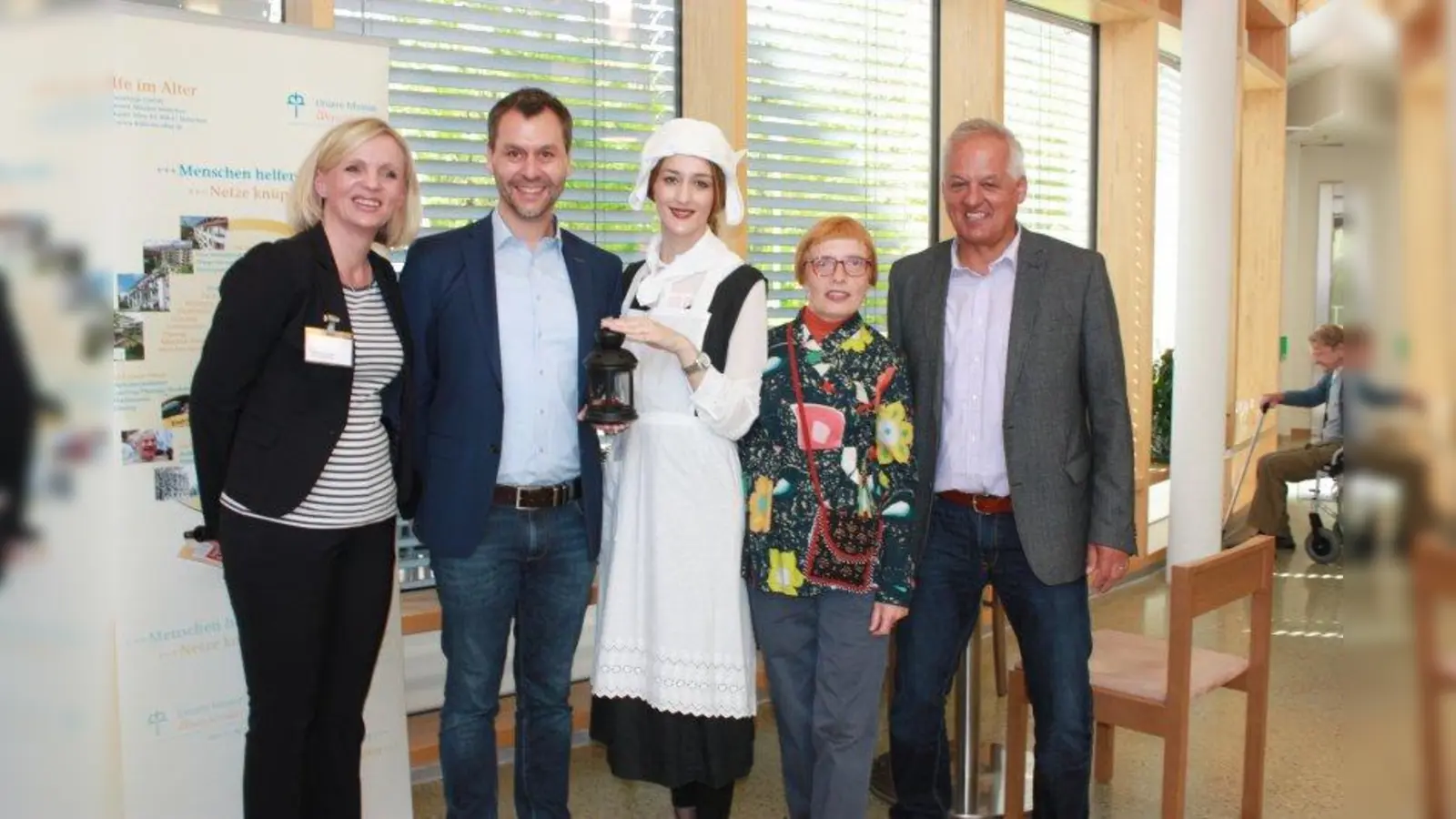 Der Mensch steht im Mittelpunkt der Pflege (von links): Katharina Matic (stv. Leiterin der Ev. PflegeAkademie),  Florian Walter (Leiter Ev. Pflegezentrum), Auszubildende Enisa Bosankic als Florence Nightingale, Lisa Hirdes (Leiterin Ev. PflegeAkademie) und Gerhard Prölß (Geschäftsführer Hilfe im Alter). (Foto: job)