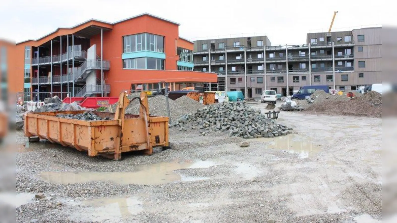 Baustelle statt Schausteller: Wo 2013 zuletzt das Fürstenrieder Frühlingsfest gefeiert wurde, stehen inzwischen Waldorfschule und Mehrgenerationenhaus. (Foto: job)