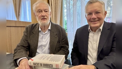 Klaus Stadler und Ulrich Rosenbaum (v.l.) präsentierten das neue Programm der Literarischen Gesellschaft. (Foto: Ulrike Seiffert)
