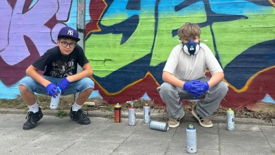 Jonas (links im Bild) und Luka machten beim Graffiti-Workshop mit, den Bezirksausschuss und IG Feuerwache auf Wunsch der Kids organisiert hatten. (Foto: Sabine Yasmin)