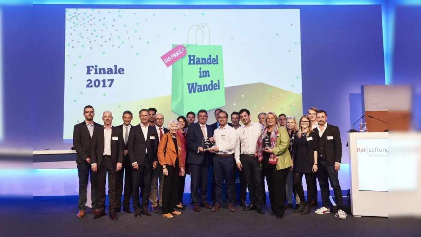 Im Rahmen des Rid Zukunftskongresses wurden die Gewinner des Innovationspreises „Handel im Wandel“ ausgezeichnet. Die Jury war von den Finalisten so begeistert, dass sie sich entschloss, dieses Jahr zwei Gewinnerkonzepte auszuzeichnen. Die Ideen von Rapitag und Graf Dichtungen wurden jeweils mit einem Preisgeld von 10.000 Euro prämiert. „Durch die Digitalisierung entstehen viele Geschäftschancen im Einzelhandel. Wir wollen etablierte Einzelhändler und junge Start-ups beim Erkennen und Umsetzen dieser Geschäftsideen unterstützen”, so die Jury. (Foto: rid)