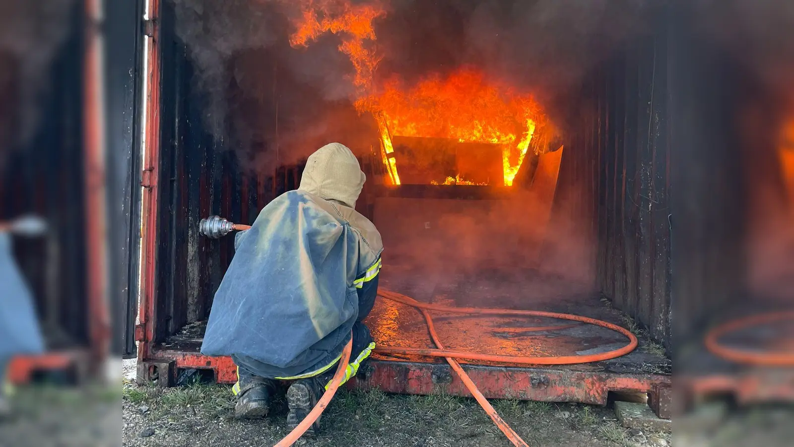 Übung im Brandcontainer. So spüren die Atemschutzgeräteträger, wie sich Temperaturen von 450 Grad Celsius anfühlen. (Foto: FFW Gilching)