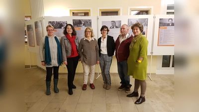 Carmen Stahl (Leiterin der Volkshochschule, 2. v. links und Carmen Kappeler-König (Leiterin der Gemeindebücherei) freuten sich über den gemeinsamen Erfolg und kündigten an, bereits im Mai die Zusammenarbeit mit einer weiteren Lesung fortzusetzen. (Foto: vhs olm)