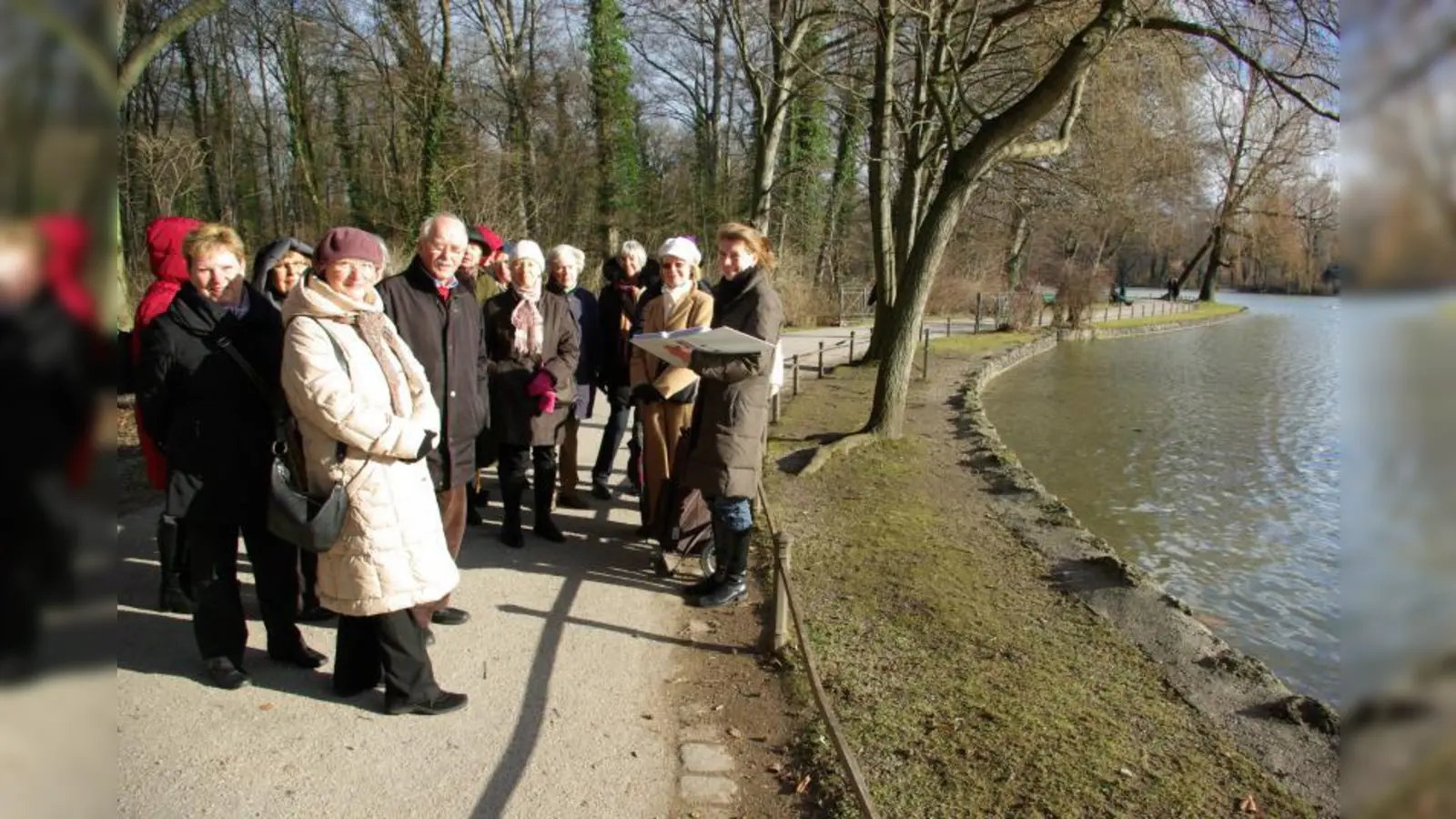 Die Naturfreunde Gruppe mit Kunsthistorikerin Angelika Dreyer am Kleinhesseloher See (Foto: privat)
