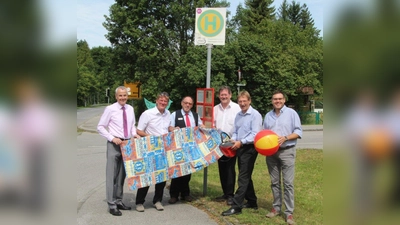 Pumpen schon die Luftmatratze auf: Die Banker Eugen Trautmann und Robert Christian Mayer, RVO-Fahrer Lothar Anzengruber sowie die Bürgermeister, Klemens Holzmann, Bernhard Kamhuber und Thomas Feistl (von links). (Foto: mka)