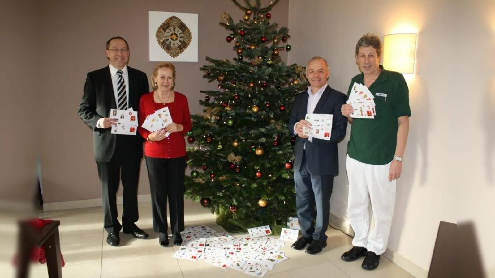 CSU-Stadtrat Max Straßer (li.), Initiatorin und Seniorenbeirätin Margot Günther, Heimleiter Thomas Ziller und Josef Hinreiner (re.), Mitarbeiter der Tagesbetreuung, mit den insgesamt knapp 80 Kuverts, die bei der Aktion „Jeden Tag eine gute Tat” zusammen gekommen sind und die an bedüftige Senioren im Heilig Geist-Altenheim verteilt werden. (Foto: sb)