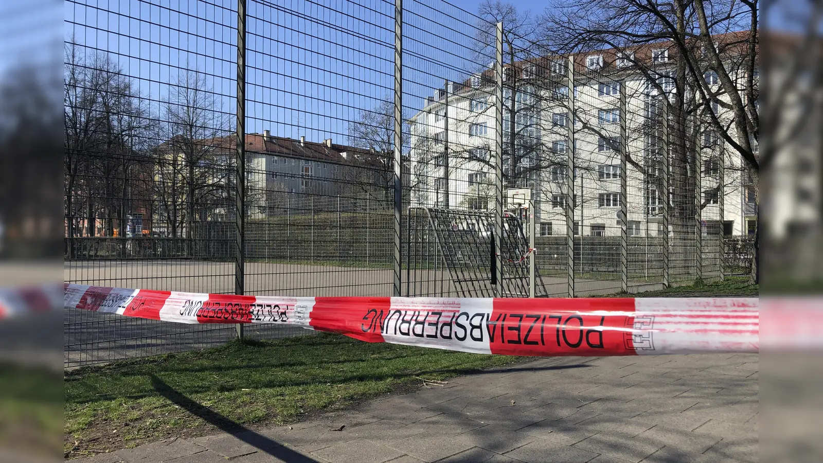Das Coronavirus hat auch die Landeshauptstadt München fest im Griff. Unter anderen sind sämtliche Spiel- und Bolzplätze polizeilich gesperrt. (Foto: Anne Wild)