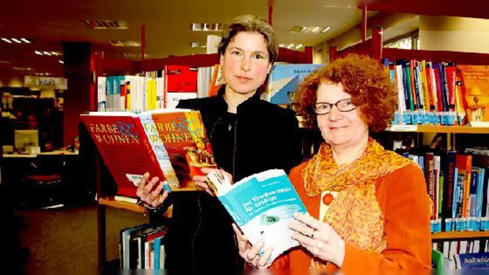 Eva Fetzer (r.) und Katja Seibold von der Schwabinger Stadtteilbibliothek sind stolz auf den Spitzenplatz von 719.000 Ausleihen im Jahr 2010.	 (Foto: ko)