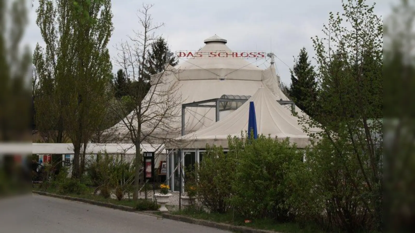 Der Standort des Theaterzelts „Das Schloss” ist vorerst bis 2020 gesichert. (Foto: sb)