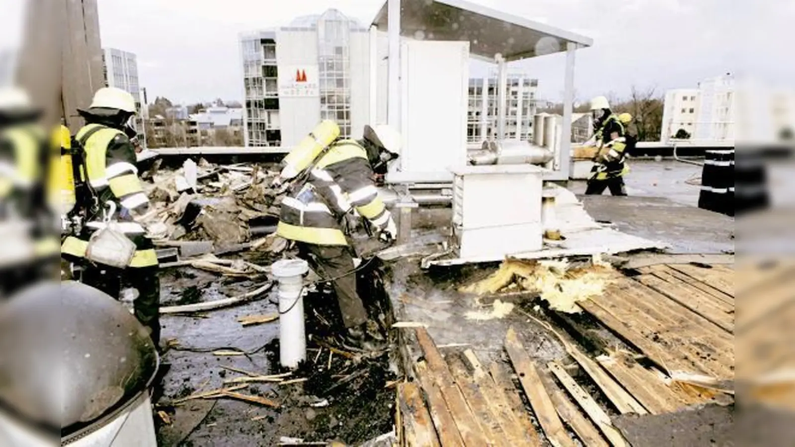 Nach Abdichtungsarbeiten kam es auf dem Flachdach zum Brand.	 (Foto: FW)