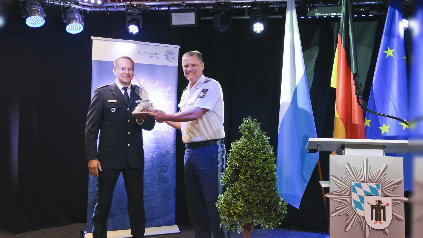 Der neue Leiter der Polizeiinspektion 13, Polizeidirektor Christian Schäfer (links), wurde durch Polizeipräsident Thomas Hampel in sein neues Amt eingeführt.  (Foto: PI München)