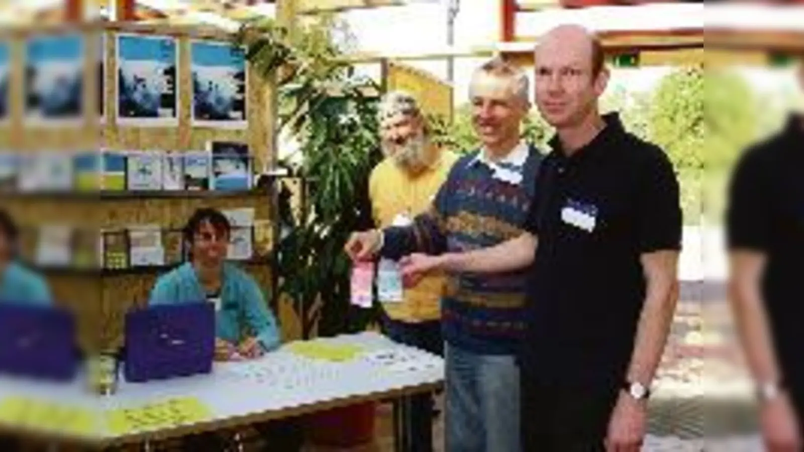Vielerorts kann man inzwischen mit dem REGIO bezahlen, wie Heinz Brachvogel vom Umweltnetz München-Ost, Kuno Kübler und Michael Mayr von der REGIO-Gruppe München (v. li.) informieren.	  (Foto: Föll)