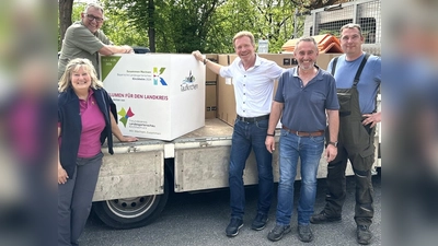 Die Pflanzkübel wurden bereits an die Gemeinden verteilt. Von links: stellvertretende Landrätin Annette Ganssmüller-Maluche, Thorsten Guhlke, Kirchheims Bürgermeister Stephan Keck und die Mitarbeiter des Bauhofs Kirchheims, Leiter Bernhard Kaußner und Stefan Hornburger. (Foto: privat)