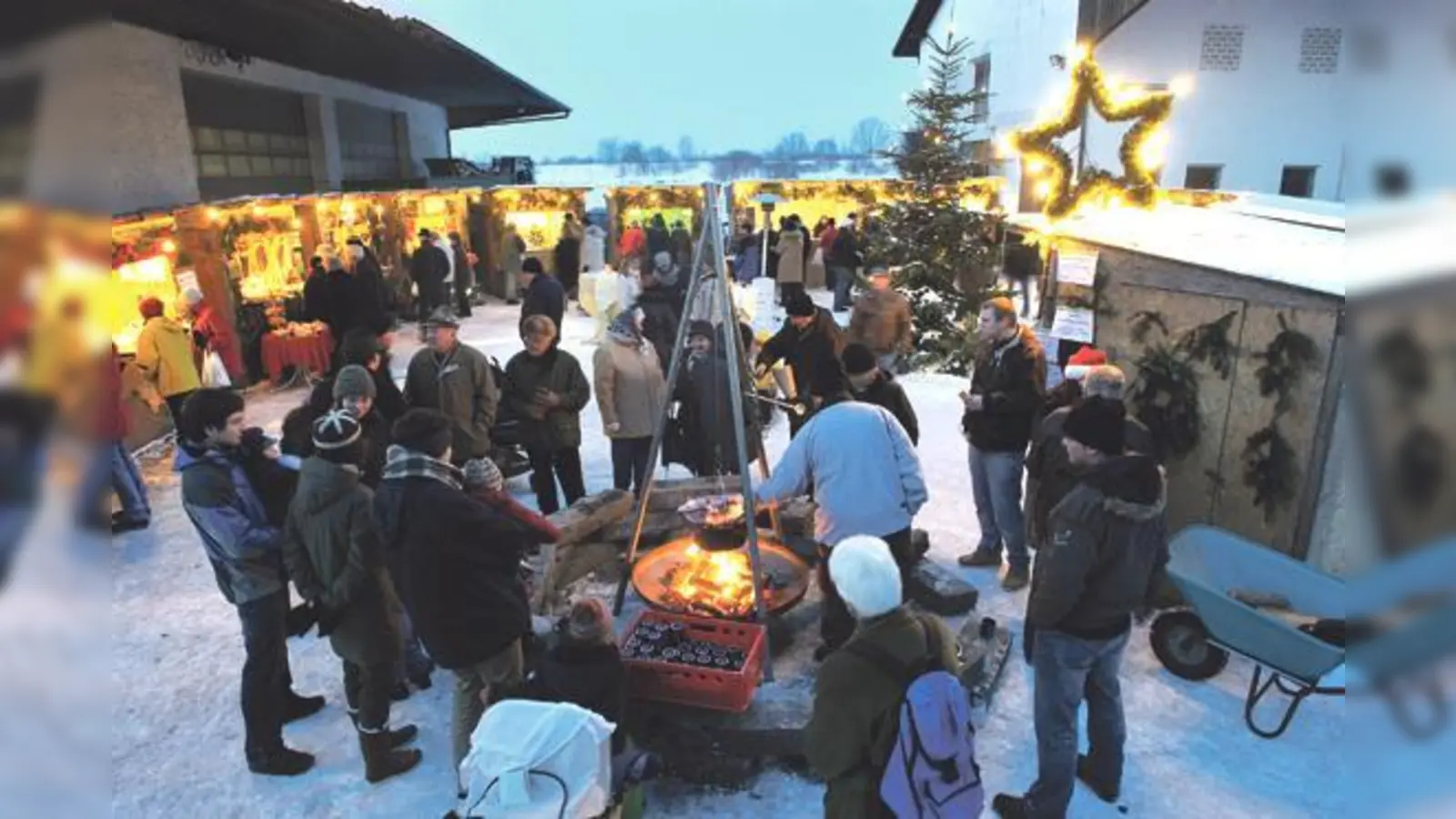 Die Stände des Wiesheu-Hof-Christkindlmarktes´ scharen sich um ein Hirtenfeuer.	 (Foto: Privat)