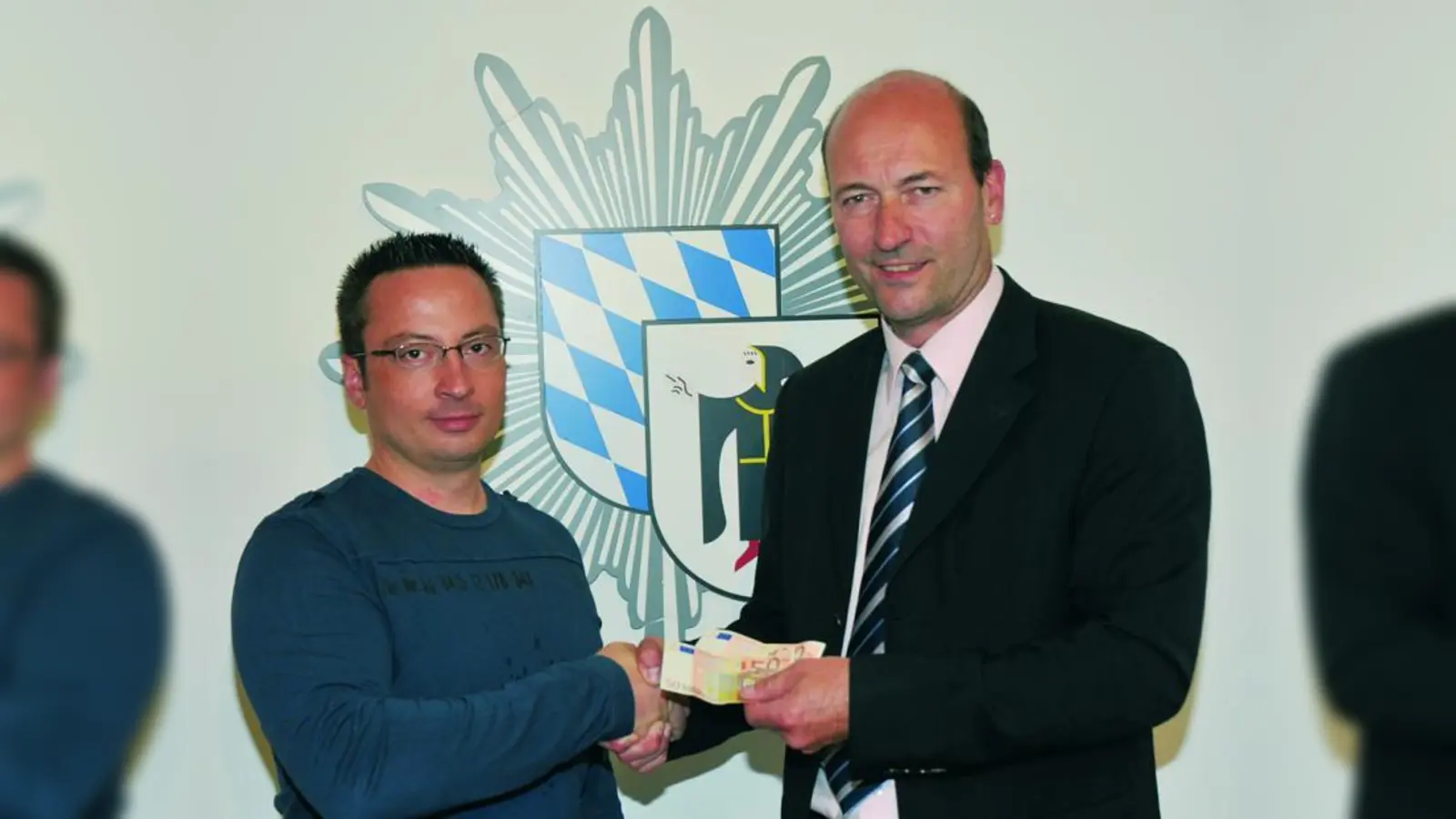 Kriminalhauptkommissar Fritz Leuthner (r.) belohnt den 32-jährigen Studenten für dessen Zivilcourage. (Foto: Polizei)