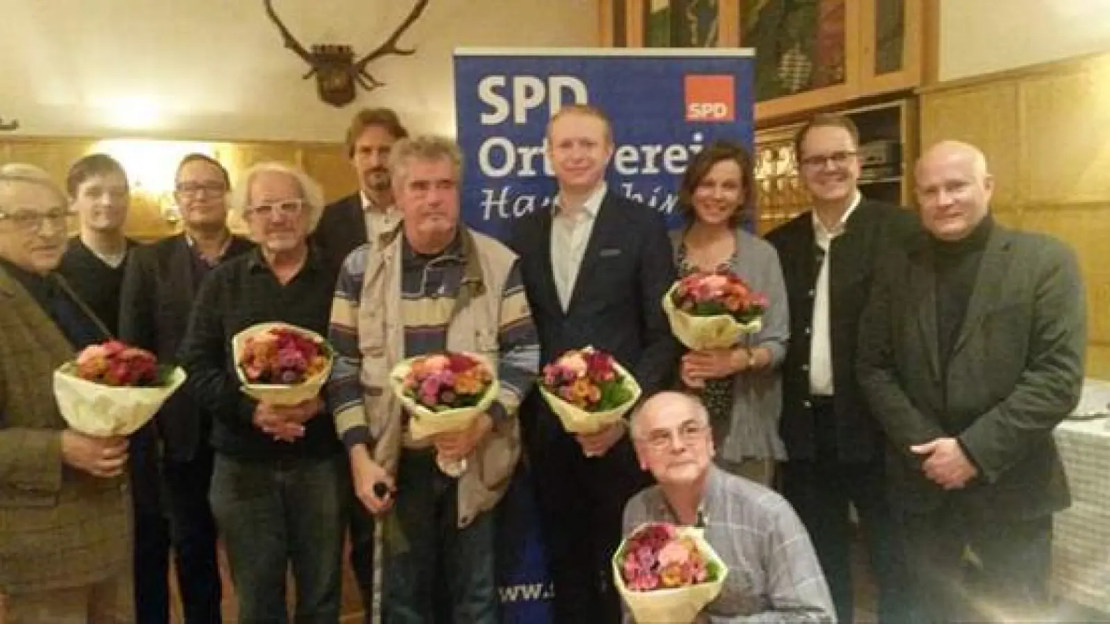 Hermann Taubenberger, Ludwig Hoegner (i. V. von Wilhelm Hoegner), Michael Sporrer, Ubbo Groeneveld, Markus Löffelmann, Alfred Lang, Marcel Paradies, Vera Grötzinger-Kück, Markus Rinderspacher, und Christian Vorländer, Stadtrat, kniend Cleve Hartwig.  (F: VA)