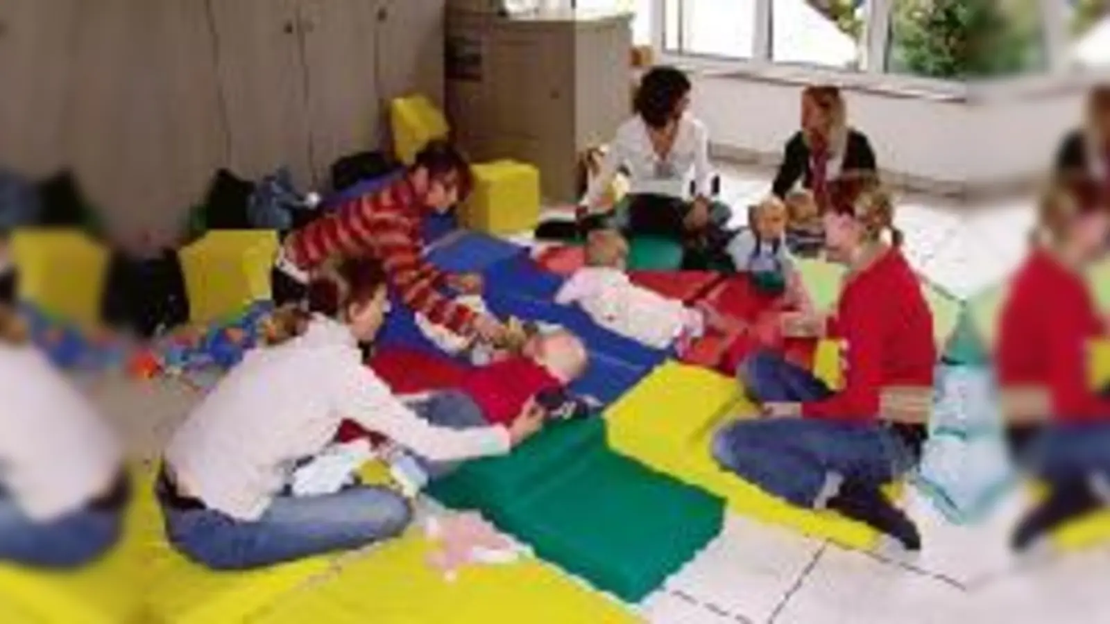 Beim Winterspielplatz im Glockenbachviertel können sich die Zwergerl nach Herzenslust austoben.  (Foto: VA)
