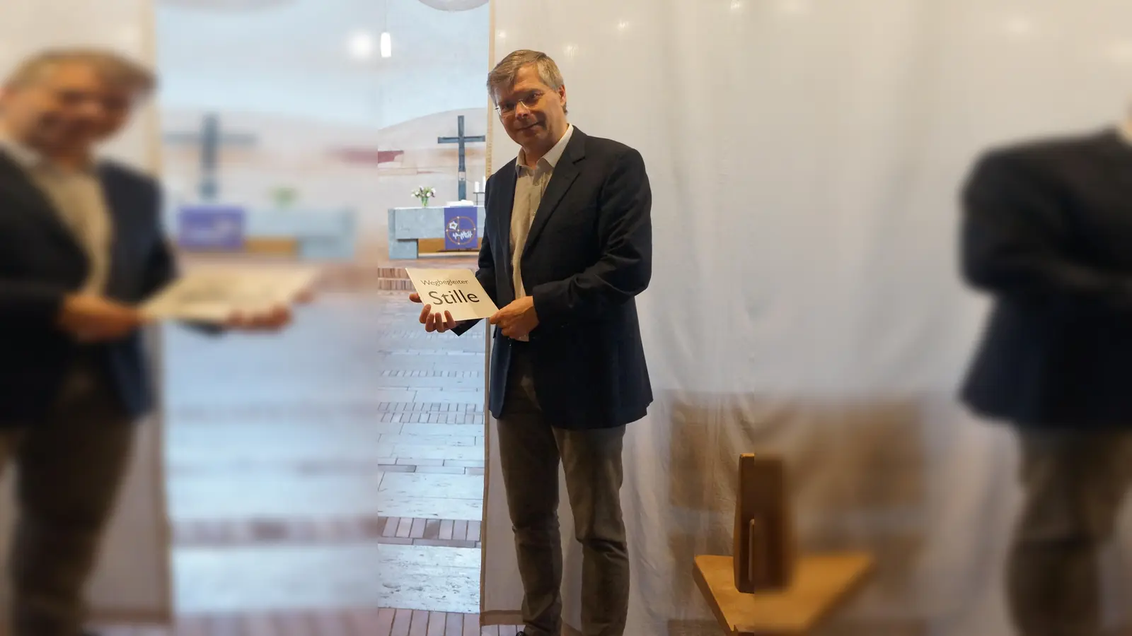 Pfarrer Andreas Lay präsentiert die Meditations-Installation "Stille" in der Emmauskirche in Harlaching. (Foto: hw)