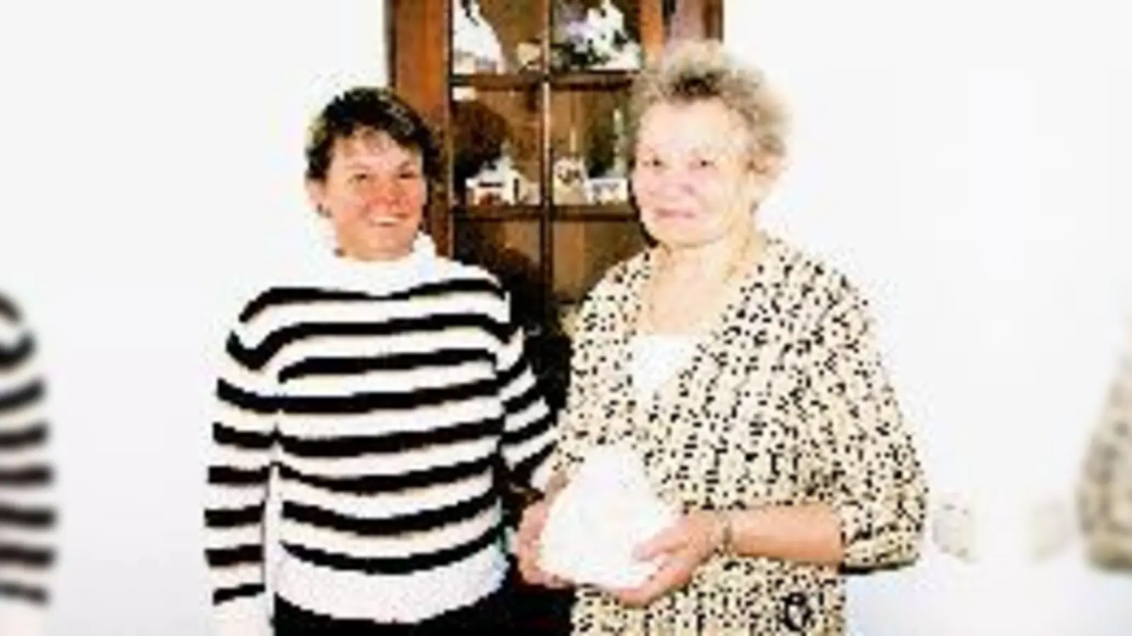 Rosina Rätscher (rechts) ist der Weihnachtsengel 2009 der Münchener Nord-Rundschau in Garching. Vorgeschlagen hatte sie Tochter Maria.	 (Foto: mka)