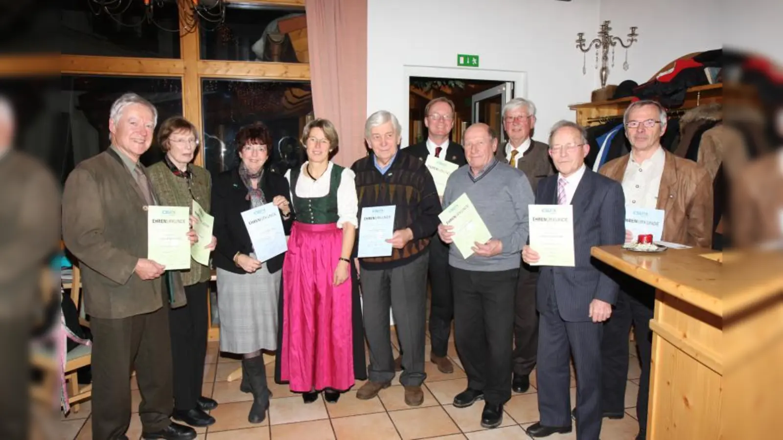 Geehrt wurden v.l. Dr. Günter Marx, Gertrud Schöndorf, Beatrice Reindl, Bärbel Ebner, Rupprecht Leutenstorfer, Dr. Klaus Köster, Bernhard Rauchenberger, Rainer Kiefmann, Dr. Helmut Walter und Sebastian Grill. (Foto: pi)