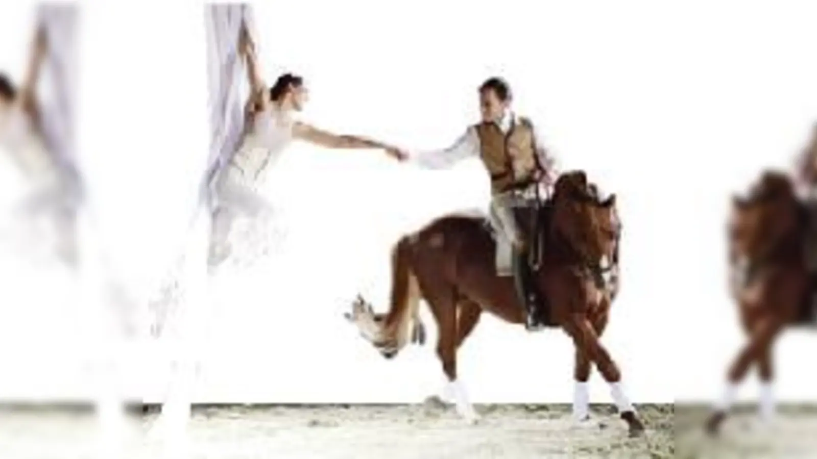 Elfenzauber mit Rafi Durand und Tuchartistin Soizic Nadreau.  (Foto: EquiArte)