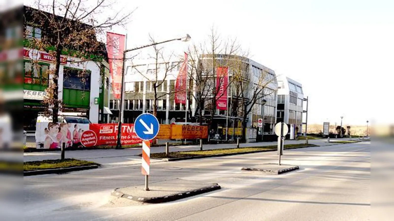 Im Bereich des Hatriums an der Biberger Straße wird es zeitnah eine neue Linksabbiegerspur ins Gewerbegebiet geben.	 (Foto: Kohnke)