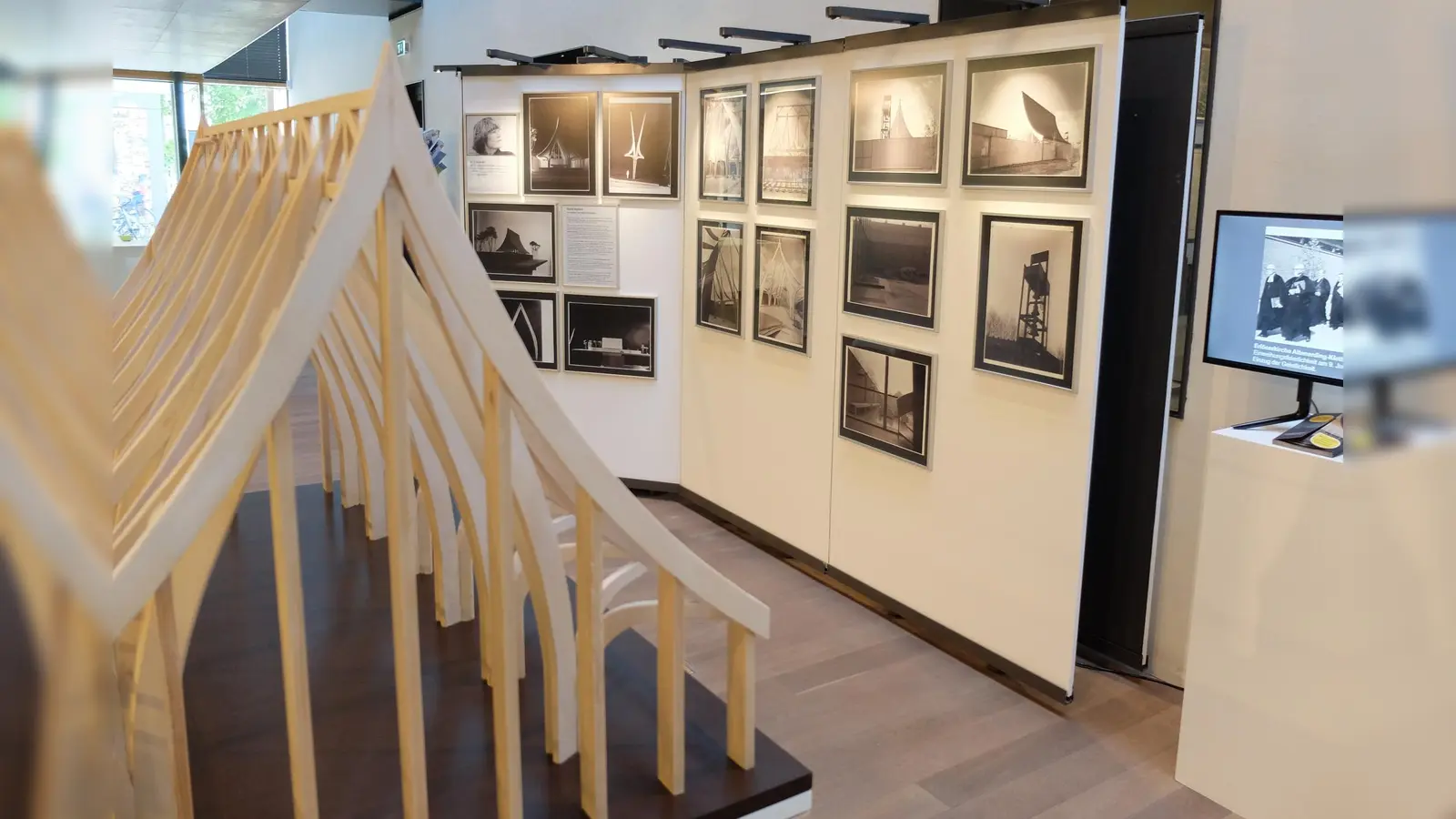 Neben den Fotografien von Sigrid Neubert wird eine Bilderstrecke aus dem Museumsarchiv gezeigt. (Foto: Stadt Erding)