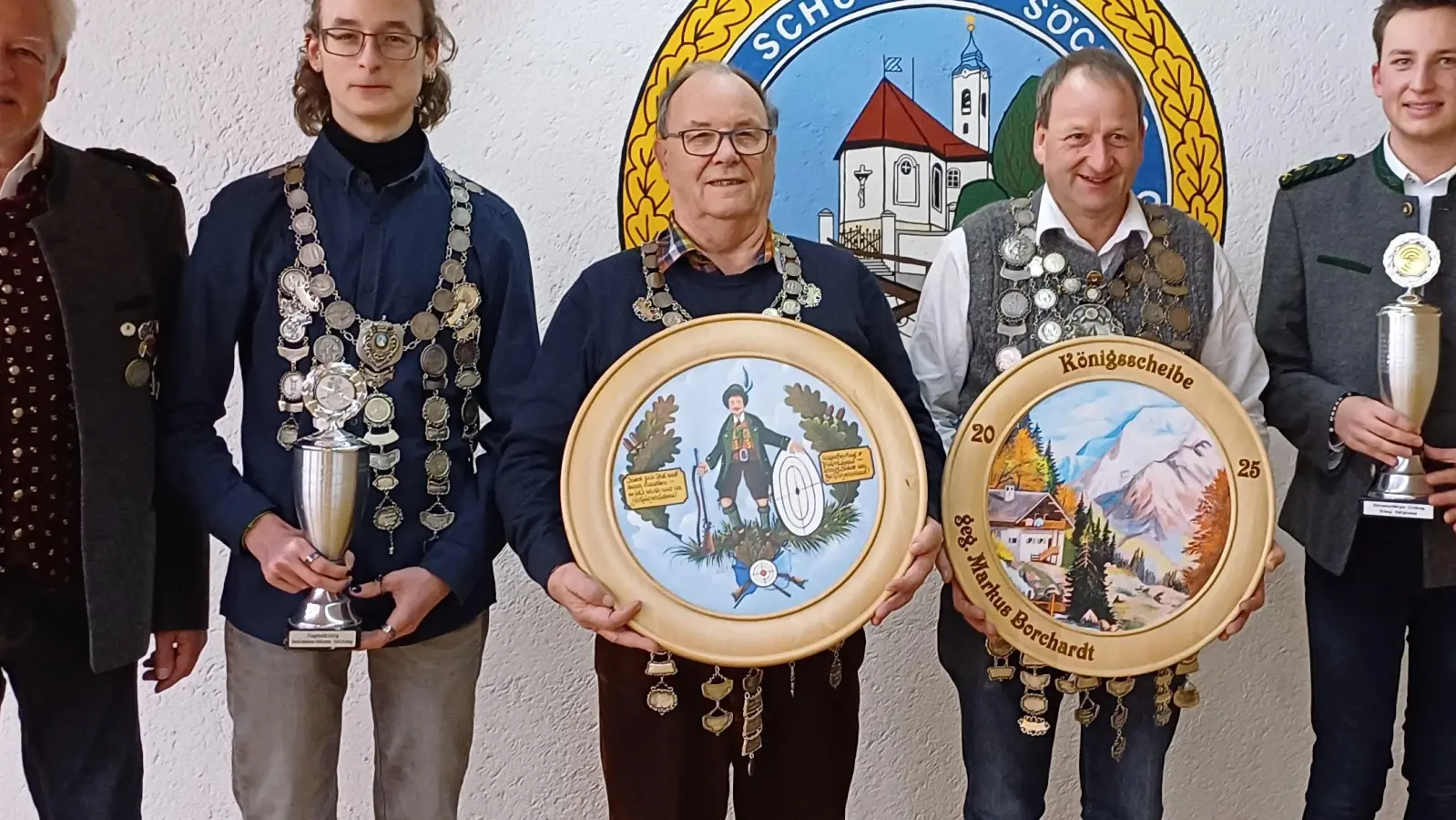 Die neuen Könige stehen fest (von links): Schützenmeister Donald Sieweck, Jugendkönig Luftgewehr Leo Bartel, König Auflage Ernst Moll, König Luftgewehr Herbert Obermeier, König Pistole Mario Sieweck, 2. Schützenmeister Josef Fischer. (Foto: Willi Beisenherz)