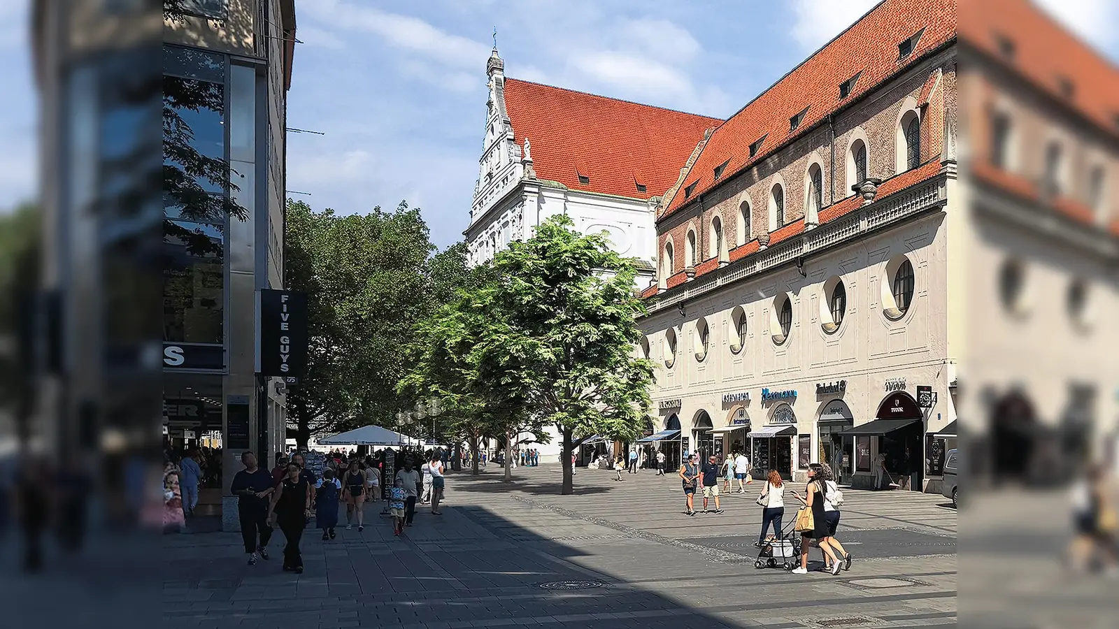 Auf einer Seite sorgt der Schatten der Häuser für Kühle und in der Mitte werden bald große Bäume die Besucher der Münchner Fußgängerzone erfreuen.  (Visualisierung: mahl gebhard konzepte)