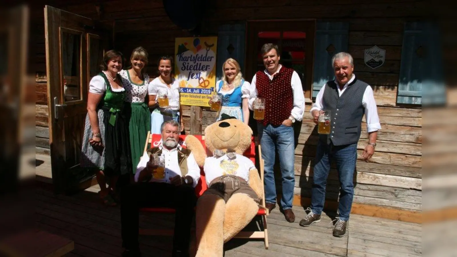 Etwa vierzehn Tage vor Beginn des Karlsfelder Siedlerfestes findet die obligatorische Bierprobe statt: v.l. Fest-Organisatorin Christa Berger-Stögbauer, Festwirtin Manuela Brandl, daneben Tochter Julia Brandl, Diana Piller (Bäckerei Piller), Bürgermeister Stefan Kolbe und Festwirt Peter Brandl, vorne im Liegestuhl der Vorsitzende der Siedlergemeinschaft Karlsfeld-Nord Gerhard Proske und das Maskottchen des Siedlerfestes. (Foto: bk)