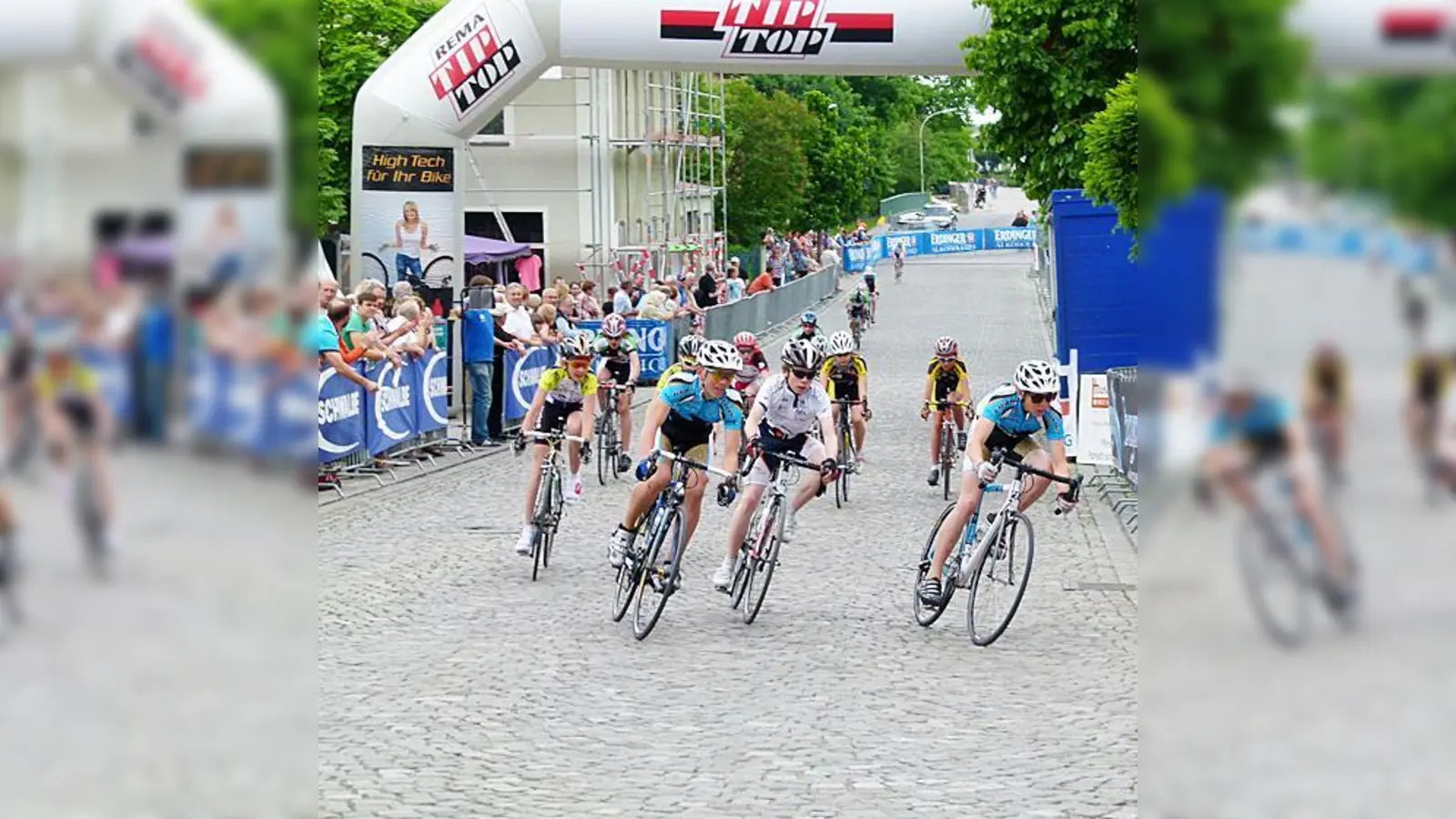 Zum 16. Mal fand das Pfingst-Radrennen statt  Vollgas gaben alle von den Jugendlichen bis zu den Profis. 	 (Foto: bb)