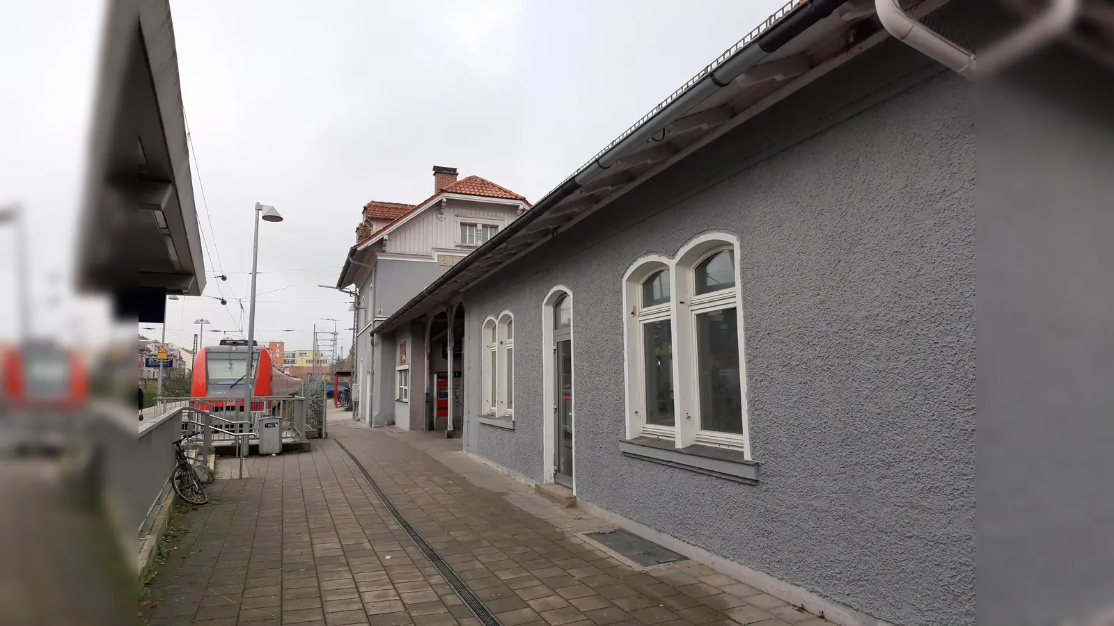 Bis zum Sommer sollen Kiosk und Verkaufsstelle der Deutschen Bahn am Bahnhof Ebersberg eröffnet sein. (Foto: sd)